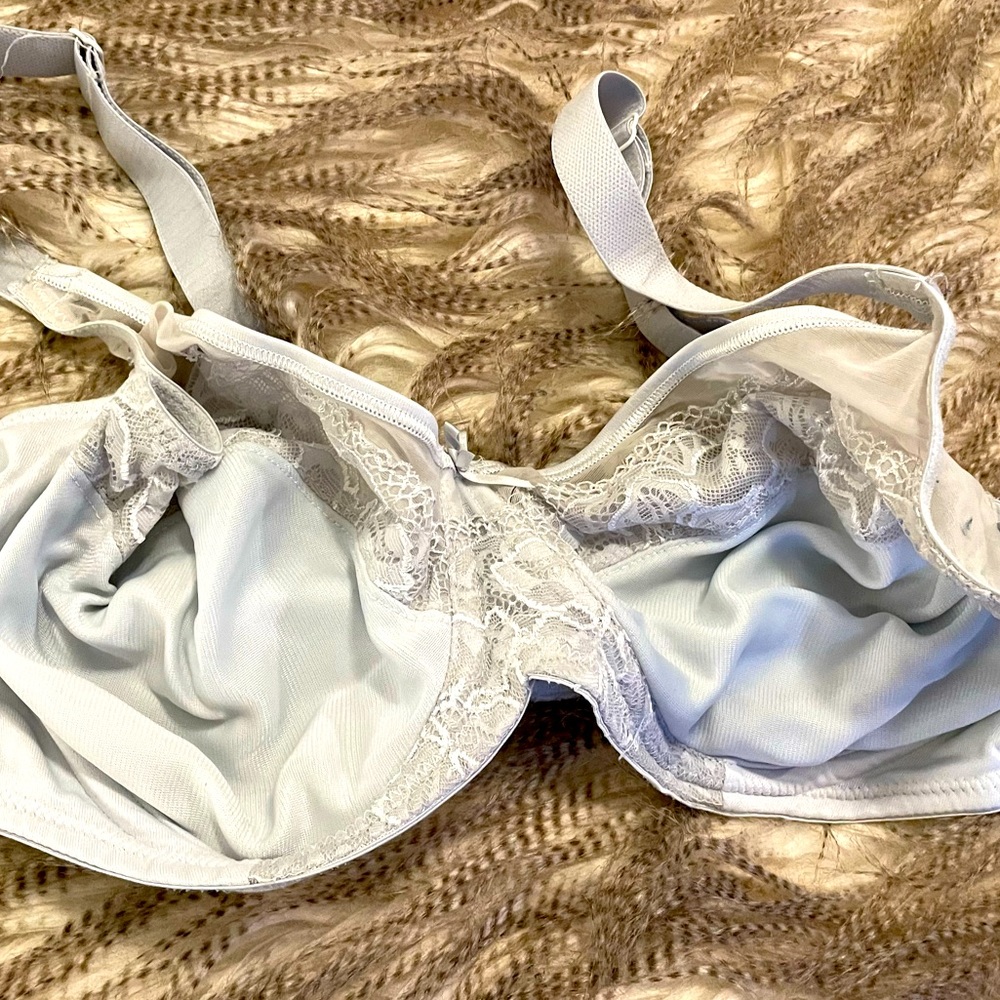 ⭐️White Lilyette underwire bra, size 38DD